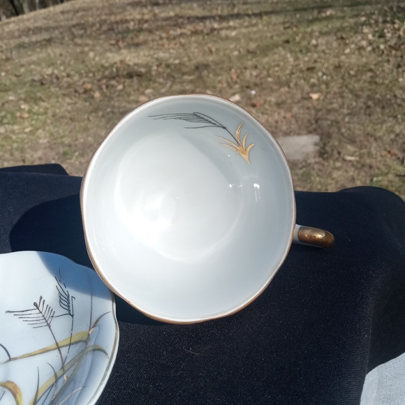 China Teacup w Saucer - Picture 3 of 5